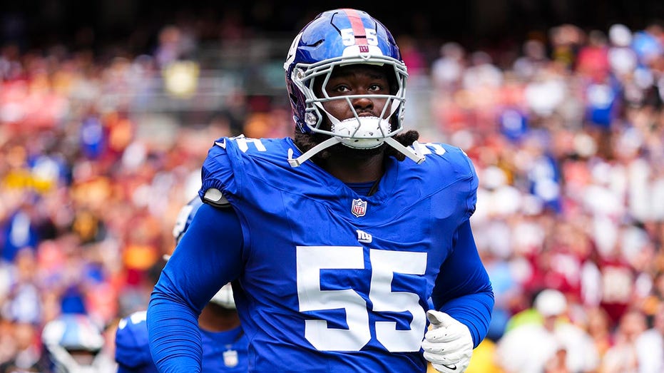 giants-lineman-clocks-cowboys-player-in-helmet-as-part-of-awful-opening-drive