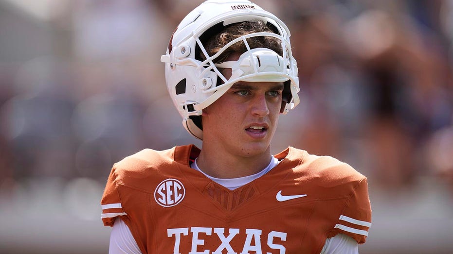 arch-manning-hears-boos-from-texas-fans-amid-struggles-on-offense