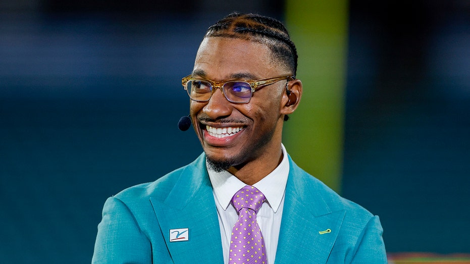 robert-griffin-iii-reacts-to-‘phillies-karen’s’-‘butterfingers,’-recalls-his-oddest-fan-interaction
