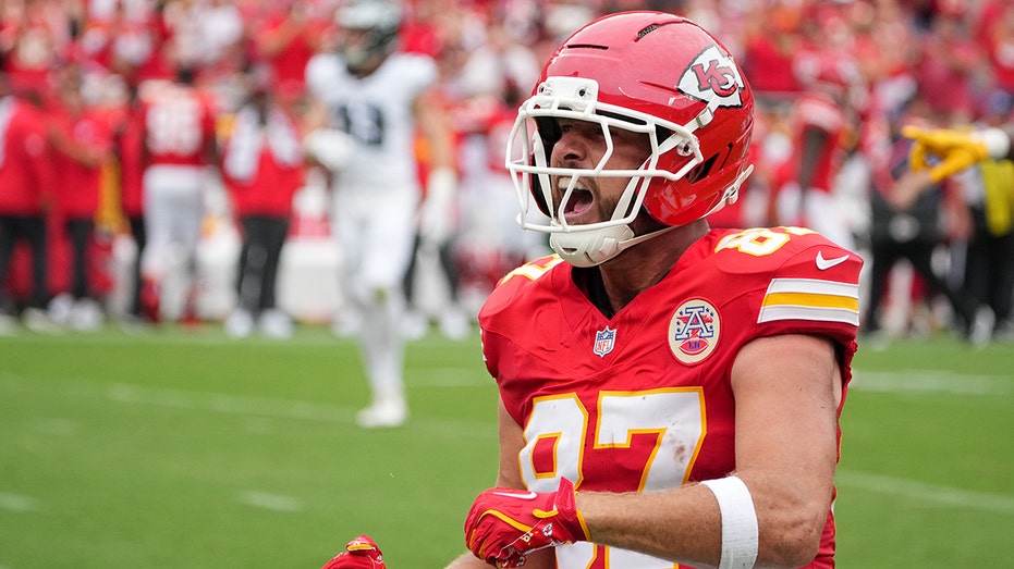 chiefs’-travis-kelce-slams-helmet-in-frustration,-drops-crucial-pass-in-loss-to-eagles