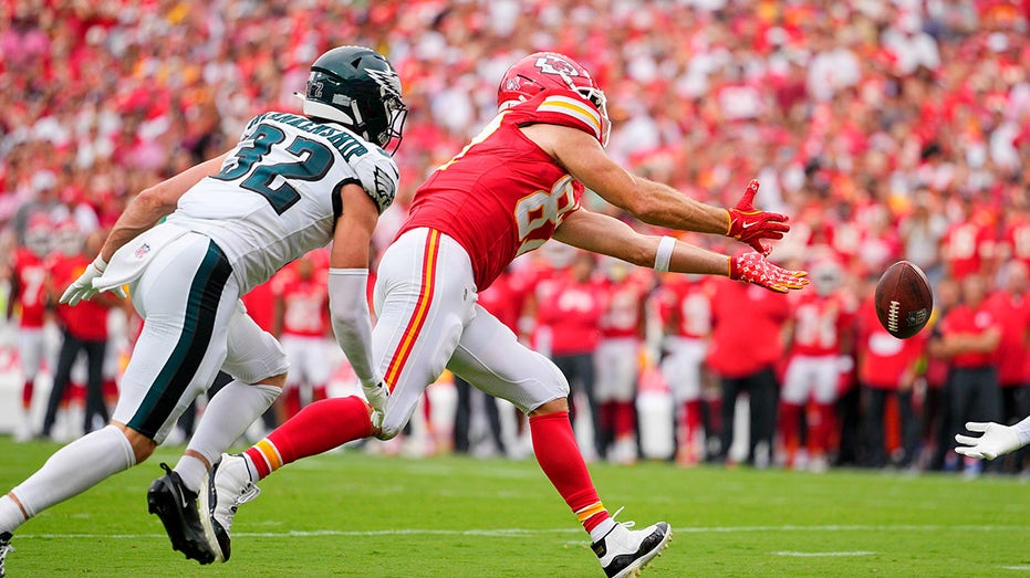 super-bowl-champ-shannon-sharpe-calls-travis-kelce-‘lazy’-after-costly-drop-in-loss