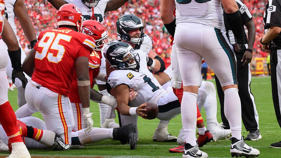 eagles-lineman-reveals-why-renewed-tush-push-criticism-makes-his-‘blood-boil’