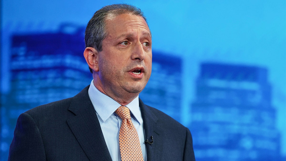 nyc-comptroller-tries-to-force-way-into-ice-offices-as-security-locks-down-federal-facility