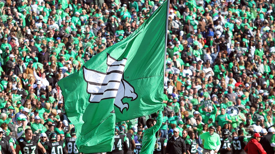 north-texas-football-player-pulls-off-epic-‘stone-cold’-steve-austin-beer-celebration