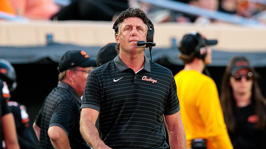 oklahoma-state-fans-call-for-mike-gundy-to-be-fired-after-historic-loss-to-tulsa