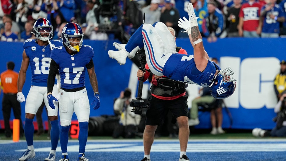 giants’-cam-skattebo-delights-fans-with-backflip-after-touchdown-vs-chiefs