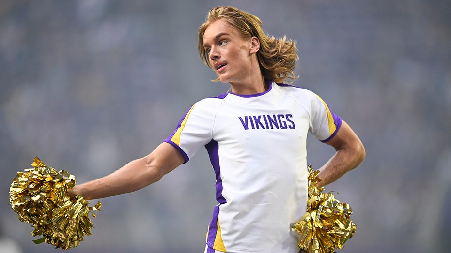 nfl-male-cheerleading-pioneer-defends-vikings-performers-amid-preseason-outcry