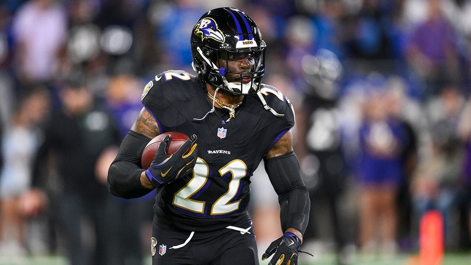 ravens’-derrick-henry-slams-helmet,-flails-on-bench-following-costly-fumble-vs-lions