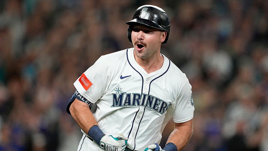 cal-raleigh-slugs-60th-home-run-as-mariners-clinch-al-west-title