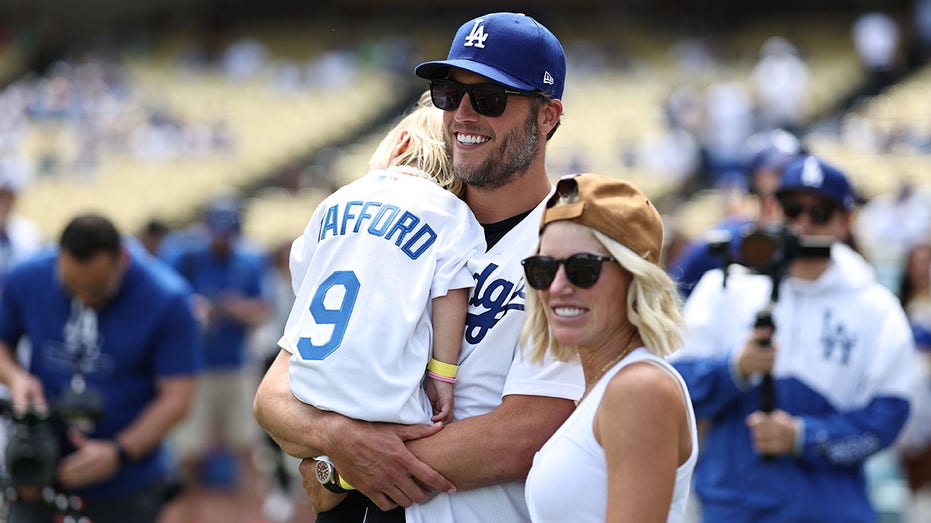 matthew-stafford’s-wife-makes-vasectomy-joke-after-rams-qb-gets-hit-in-groin-vs-eagles