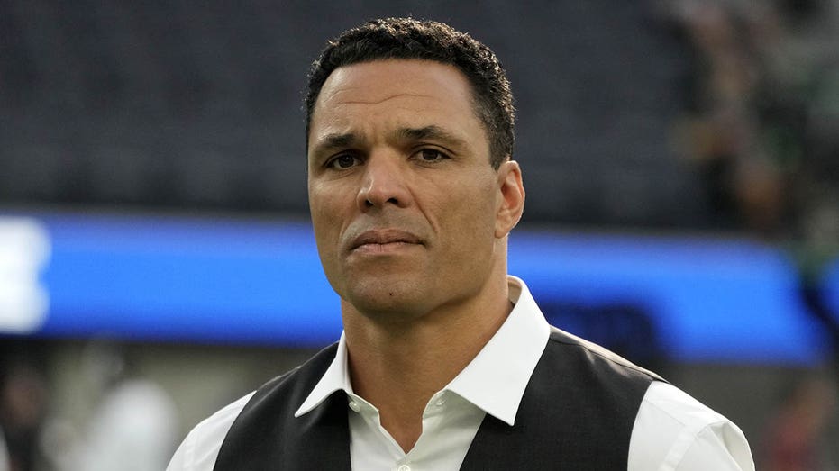 tony-gonzalez-critiques-russell-wilson’s-nfl-career-amid-benching,-questions-hall-of-fame-prospects