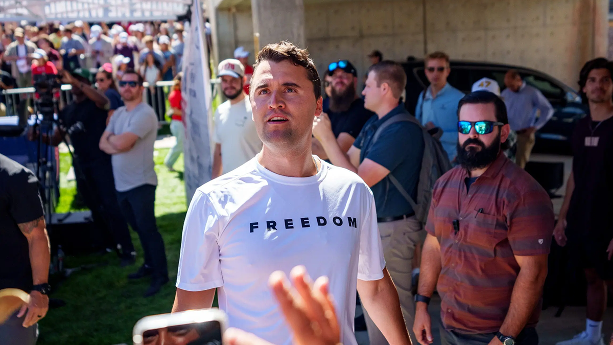 line-to-get-charlie-kirk-‘freedom’-shirt-at-oregon-vs.-penn-state-game-floods-parking-lot