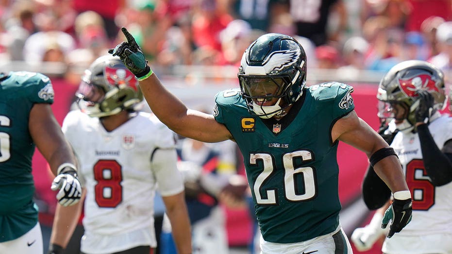 eagles’-saquon-barkley-scores-on-fake-tush-push-play-as-philly-wins-on-road