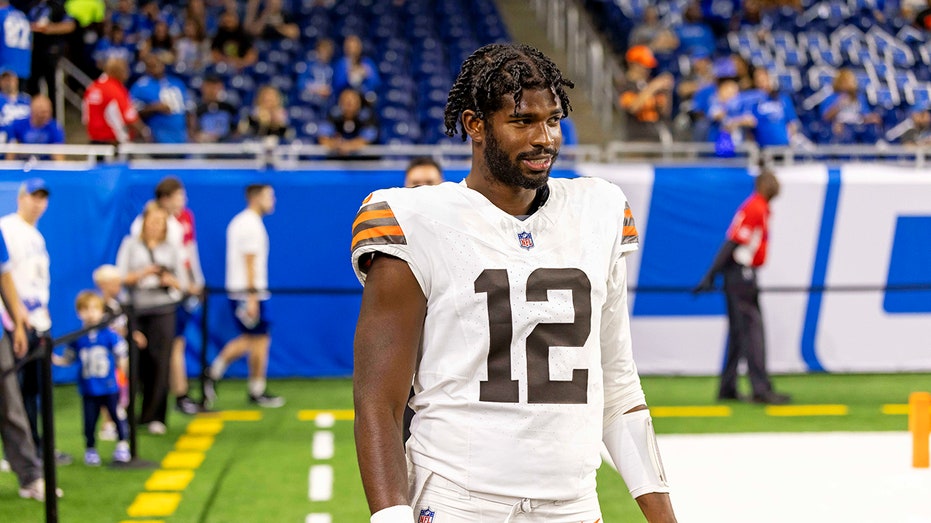 shedeur-sanders-goes-silent,-pantomimes-answers-when-asked-about-browns-third-string-quarterback-role