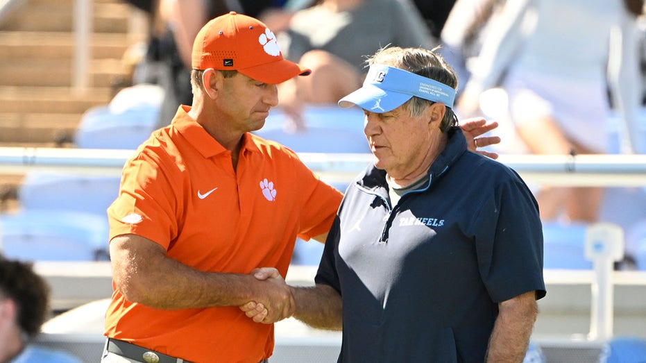 bill-belichick-gets-ripped-on-social-media-after-clemson-blows-out-unc:-‘complete-dumpster-fire’