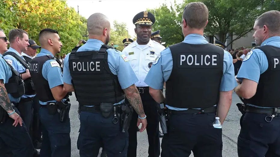major-city-police-unions-support-federal-troop-deployments,-but-local-leaders-are-pushing-back