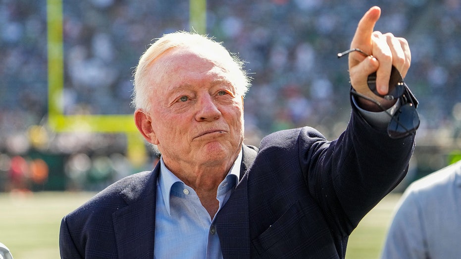 cowboys’-jerry-jones-gives-fans-middle-finger-as-team-tops-jets