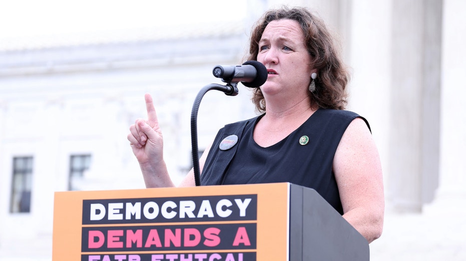 katie-porter-caught-on-video-screaming-‘get-out-of-my-f—–g-shot!’-at-staffer-during-2021-call