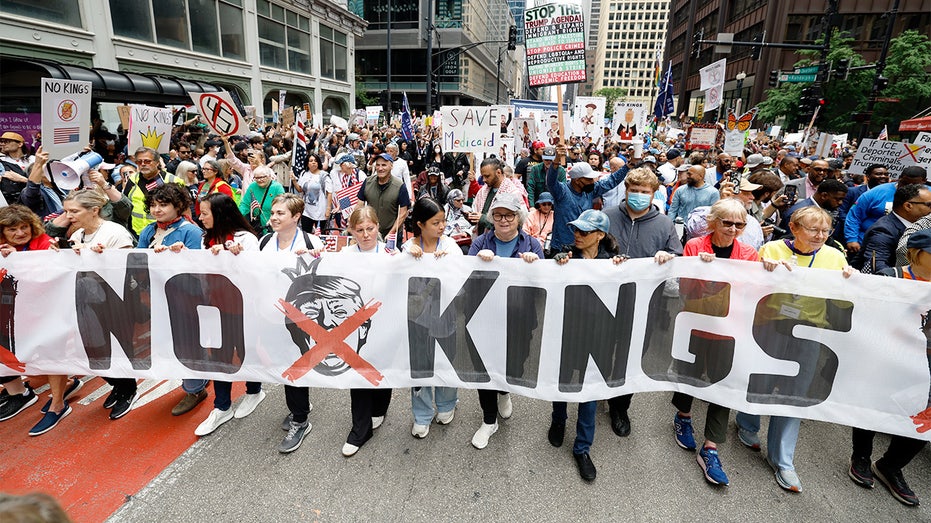 protesters-nationwide-hold-‘no-kings’-rallies-amid-government-shutdown