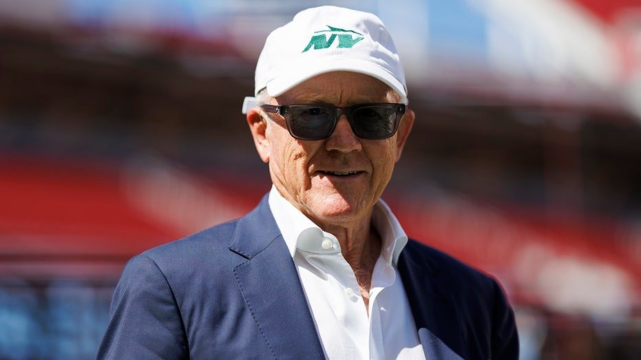 jets-owner-woody-johnson-critiques-justin-fields,-defends-aaron-glenn-amid-the-team’s-underwhelming-start