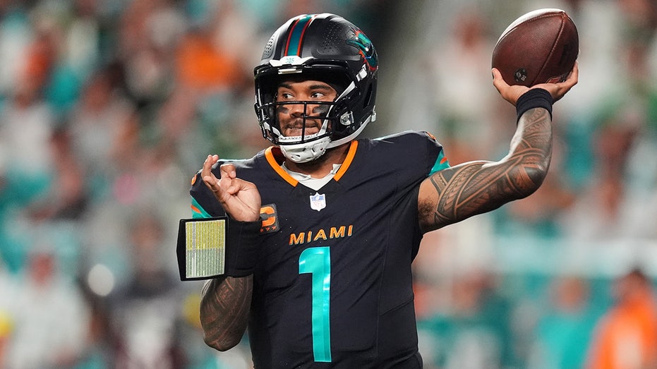 dolphins’-tua-tagovailoa-cites-height-as-one-reason-for-jaylen-waddle’s-lack-of-targets-in-latest-loss