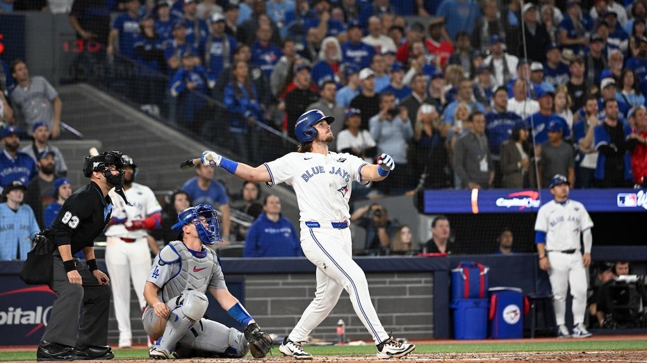 blue-jays-beat-dodgers-in-world-series-game-1,-shohei-ohtani-hits-first-career-fall-classic-homer