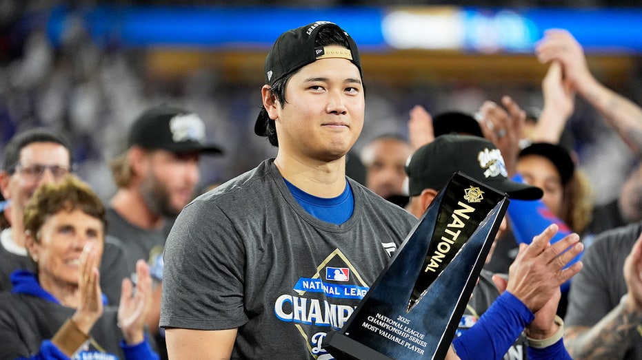 blue-jays-manager-playfully-requests-shohei-ohtani-return-team-gifts-from-free-agency-meeting