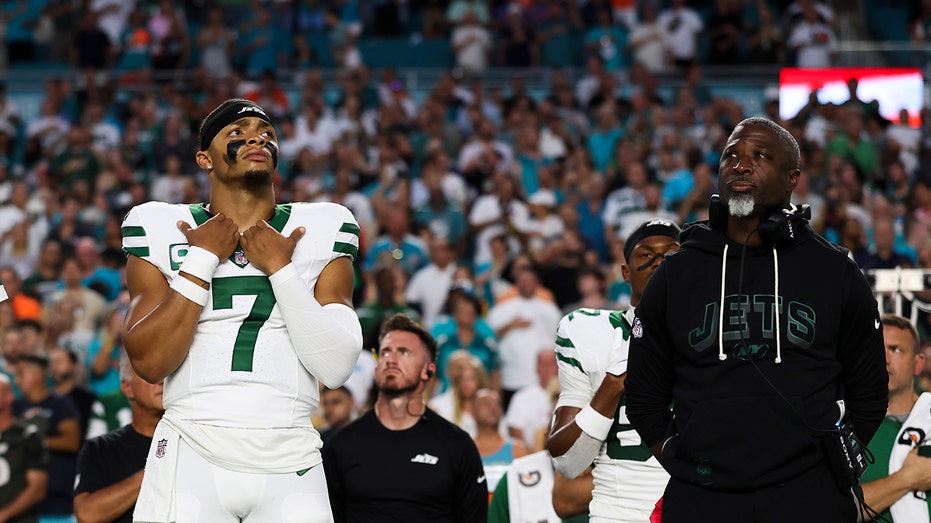 jets’-quarterback-situation-takes-bizarre-turn-days-after-aaron-glenn’s-tense-back-and-forth-with-media
