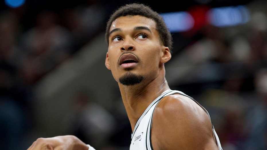 spurs’-victor-wembanyama-stymies-nets-with-incredible-sequence-during-win