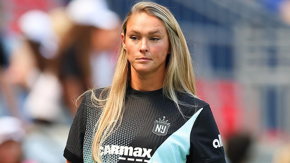 kylie-kelce-warns-cowboys-fans-who-trick-or-treat-at-her-house:-‘raise-your-kids-right’