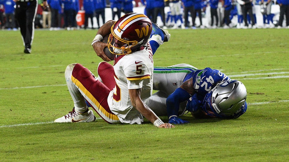 commanders’-jayden-daniels-suffers-gruesome-arm-injury-in-loss-to-seahawks