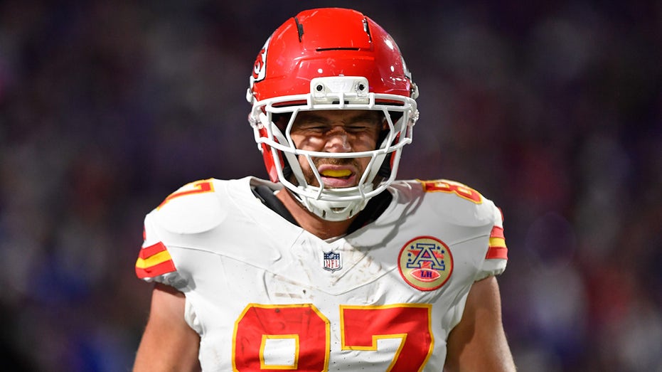 chiefs’-travis-kelce-gets-drilled-by-bills-defender,-jaws-at-fans-walking-to-locker-room