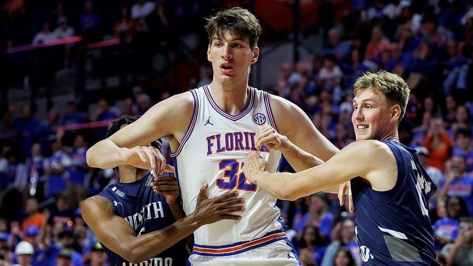 world’s-tallest-teenager-olivier-rioux-makes-collegiate-basketball-history-for-florida-gators