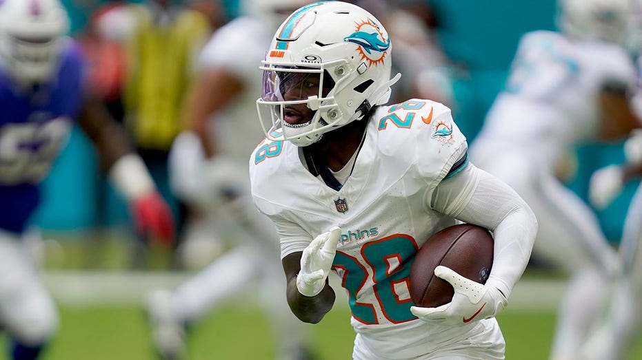 dolphins-stun-bills-with-blowout-win-behind-de’von-achane’s-big-day