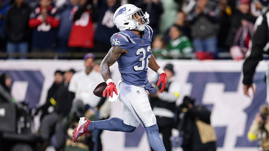 patriots-handle-afc-east-rival-jets-at-home-behind-treveyon-henderson’s-3-touchdown-night