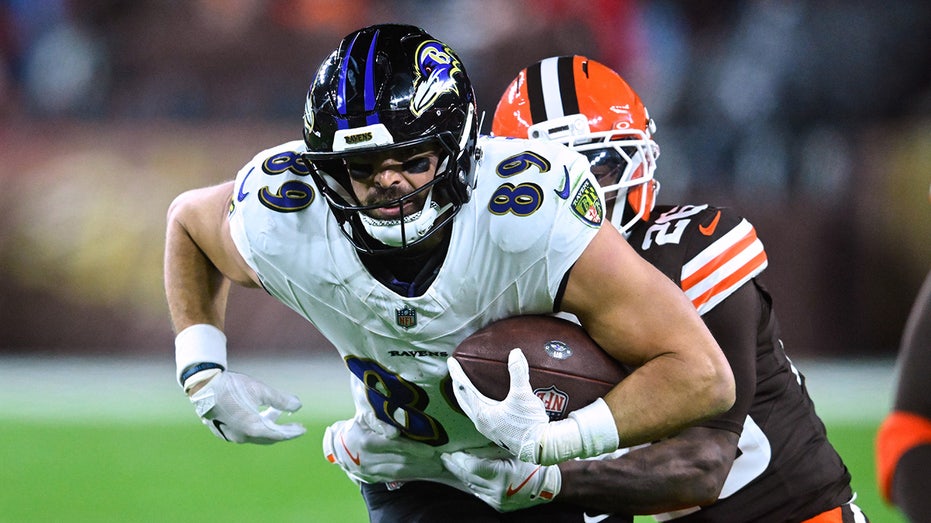 ravens-star-fools-browns’-defense-with-fake-tush-push,-go-ahead-td-run