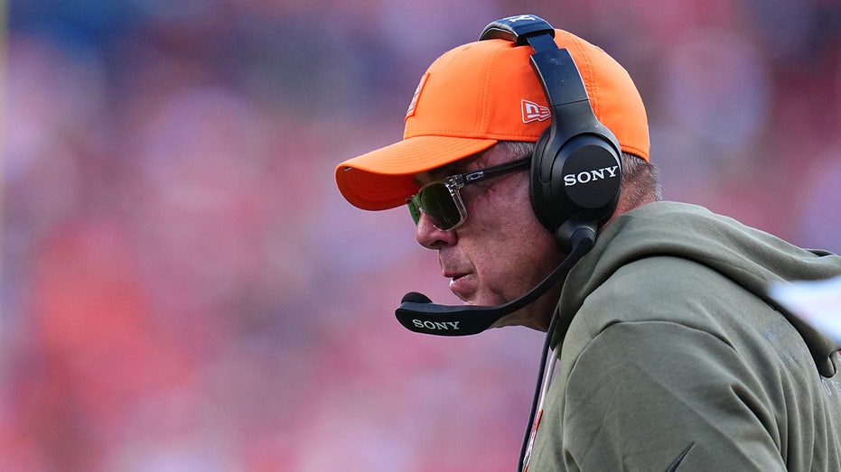nfl-official-collides-with-broncos’-sean-payton,-head-coach-receives-penalty