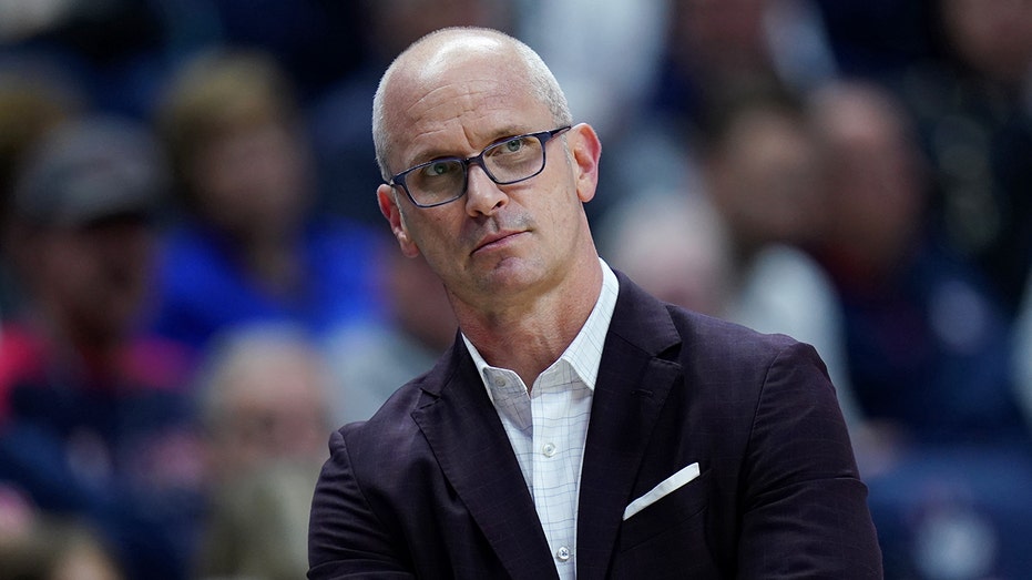 uconn-coach-dan-hurley-rips-up-stat-sheet,-says-team-‘f—ing-blew-a-chance’-to-beat-arizona-after-loss