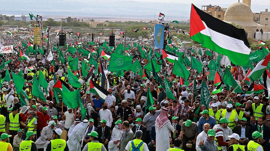 trump-signs-executive-order-targeting-certain-muslim-brotherhood-chapters-as-terrorist-groups