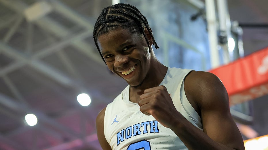 north-carolina’s-caleb-wilson-dunks-on-6-foot-11-defender