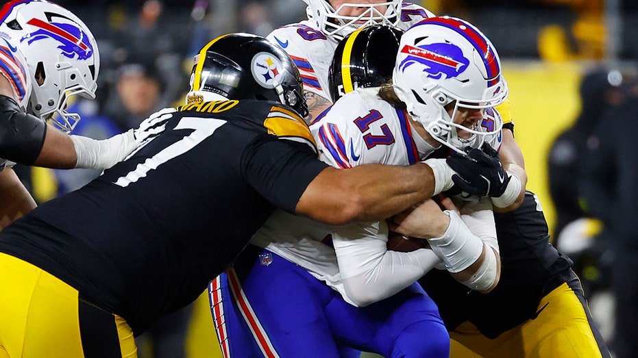 steelers-star-accuses-josh-allen-of-kneeing-him-in-the-stomach