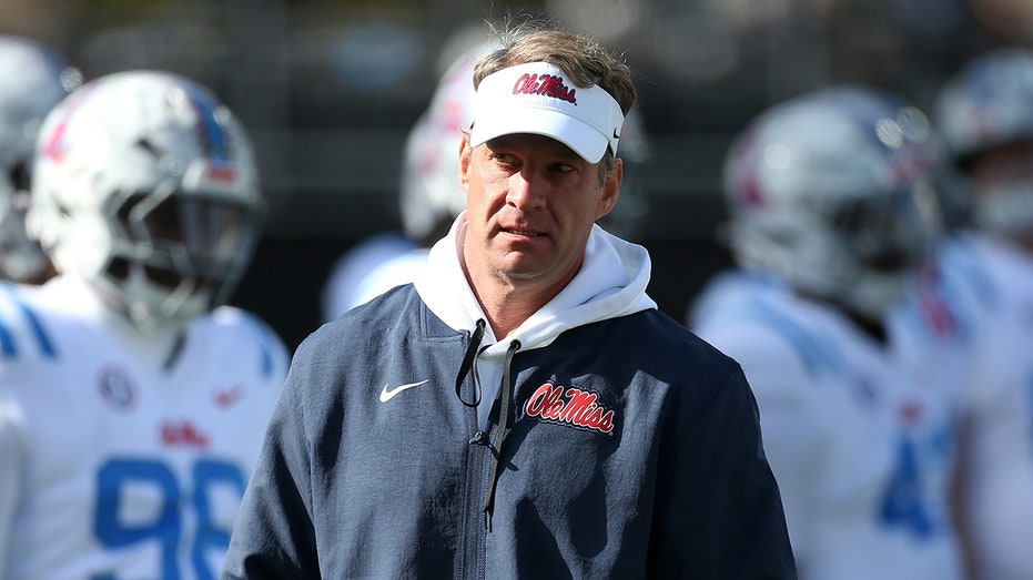 lane-kiffin-alleges-ole-miss-fans-tried-to-chase-him-‘off-the-road’-while-leaving-oxford-for-lsu-coaching-job