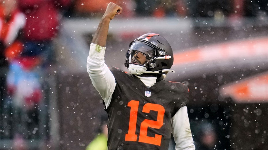 browns-coach-draws-fury-as-shedeur-sanders-sits-during-crucial-2-point-try