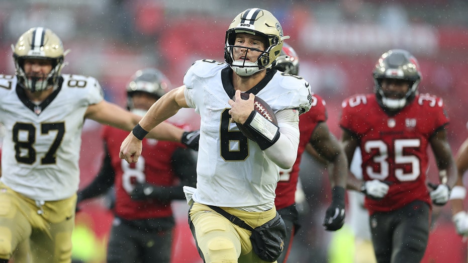 tyler-shough’s-two-touchdown-runs-lift-saints-over-bucs-amid-tight-nfc-south-race