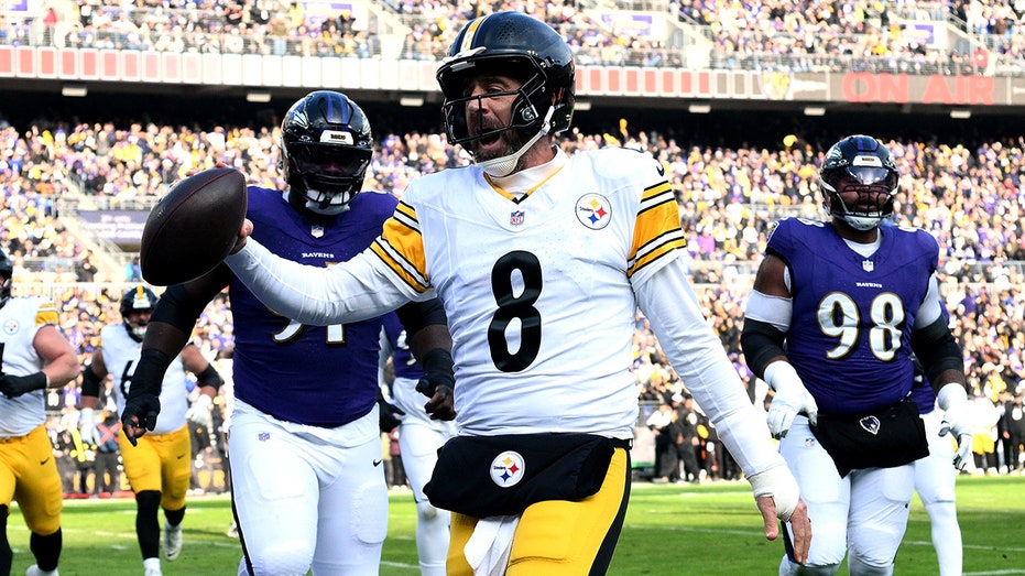 aaron-rodgers-gets-terse-with-reporters-as-steelers-win-after-week-of-noise-about-team’s-future