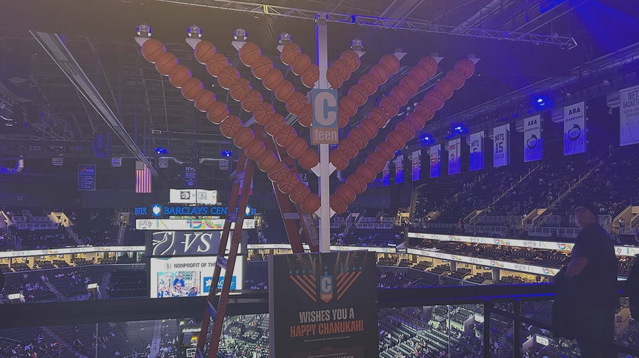 nets-honor-australia-hanukkah-attack-victims,-light-menorah-during-game