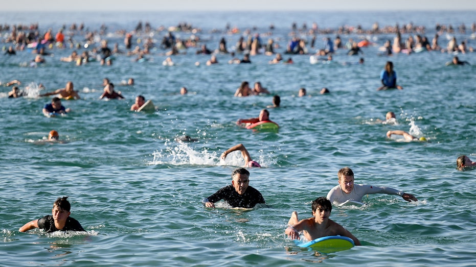 thousands-gather-as-bondi-beach-reopens,-commemorating-victims-of-hanukkah-attack