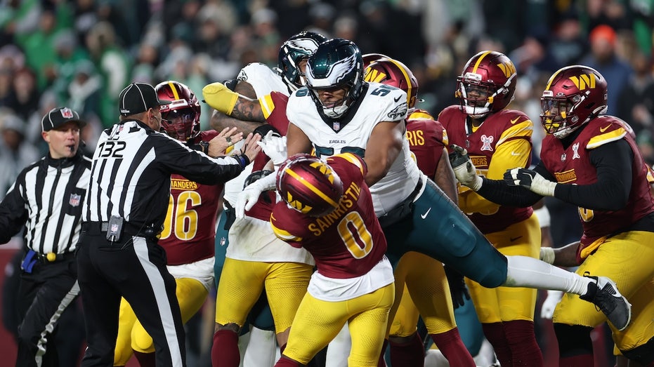multiple-players-ejected-after-brawl-breaks-out-during-eagles-commanders-game