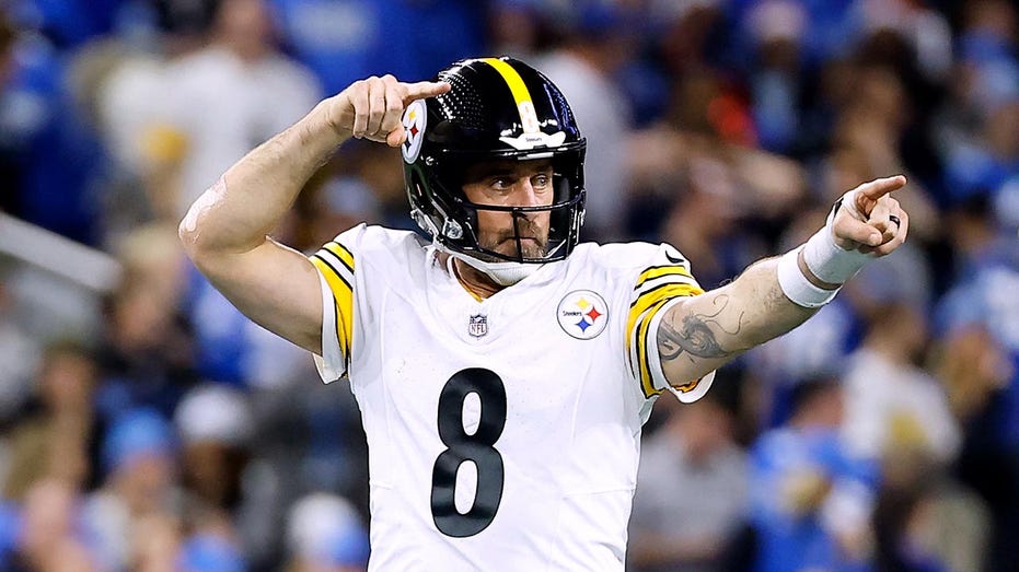 steelers’-aaron-rodgers-hilariously-trash-talks-star-defender-in-mic’d-up-moment