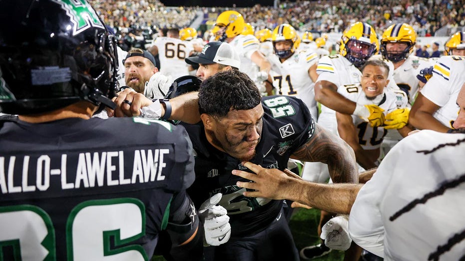 hawaii,-cal-players-brawl-as-rainbow-warriors-pull-off-incredible-comeback-victory
